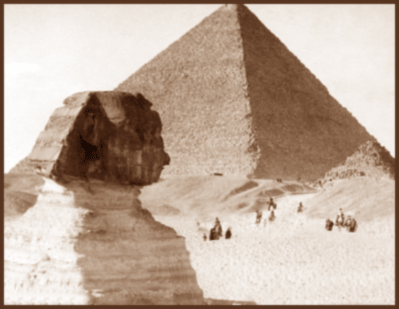 Sfinxen med Cheopås pyramid i bakgrunden - Egypten